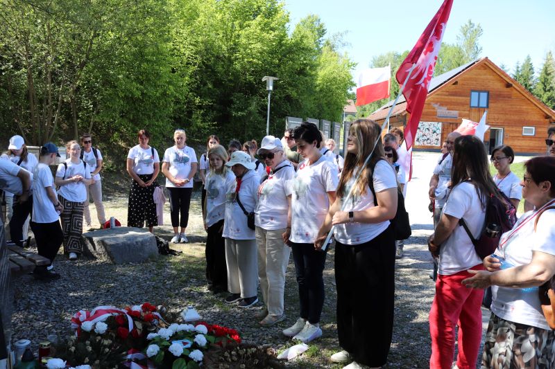 Delegacja przed polskim pomnikiem więźniów KL Gusen II, którzy drążyli sztolnie systemu „Bergkristall” w St. Georgen an der Gusen. Fot. Tomasz Cieślak (IPN)