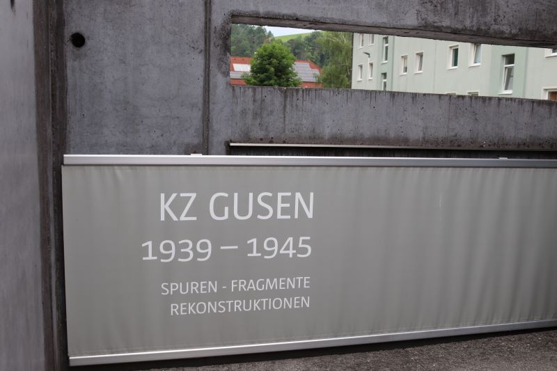 Wejście do centrum dla zwiedzających w Miejscu Pamięci Gusen. W tle widok na blok mieszkalny położony obok byłego krematorium KL Gusen. Fot. Tomasz Cieślak (IPN)