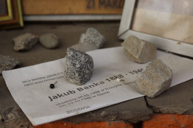 Tablice epitafijne i indywidualne upamiętnienia przy krematorium w KL Gusen. Fot. Tomasz Cieślak (IPN)