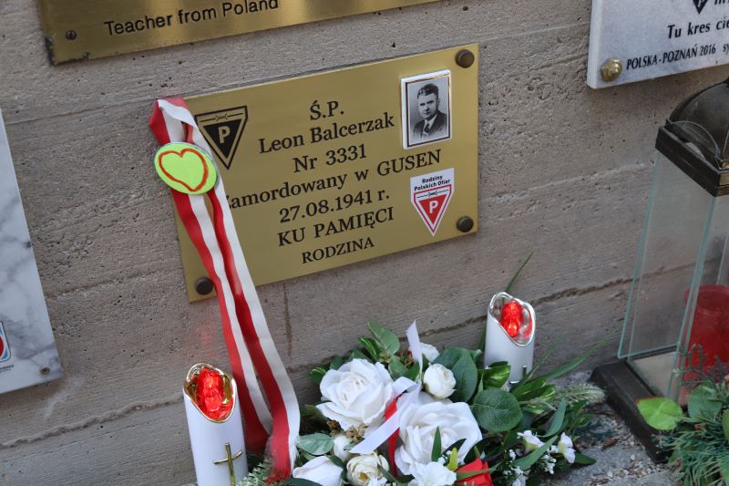 Tablice epitafijne i indywidualne upamiętnienia przy krematorium w KL Gusen. Fot. Tomasz Cieślak (IPN)