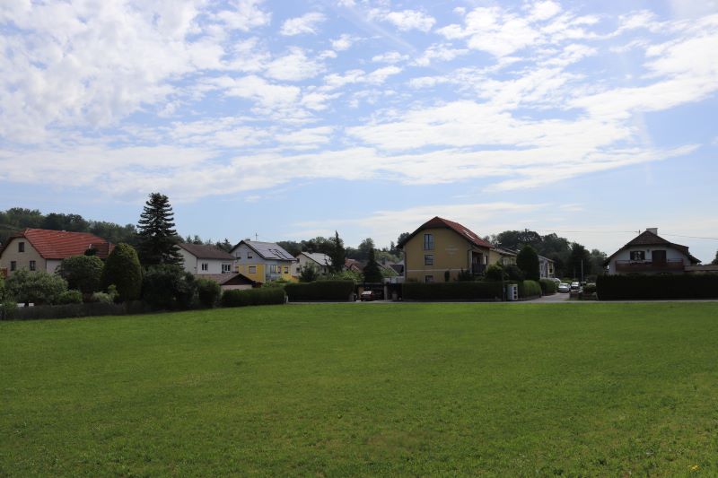 Widok na osiedle domów jednorodzinnych zbudowanych na terenie byłego obozu koncentracyjnego Gusen. Fot. Tomasz Cieślak (IPN)