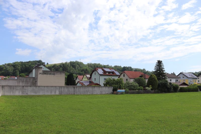 Widok na osiedle domów jednorodzinnych zbudowanych na terenie byłego obozu koncentracyjnego Gusen. Fot. Tomasz Cieślak (IPN)