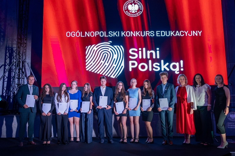 Laureaci konkursu „Silni Polską!” z ZSP w Rożnowie i LO w Rogoźnie. Fot. Marcin Jurkiewicz (IPN)