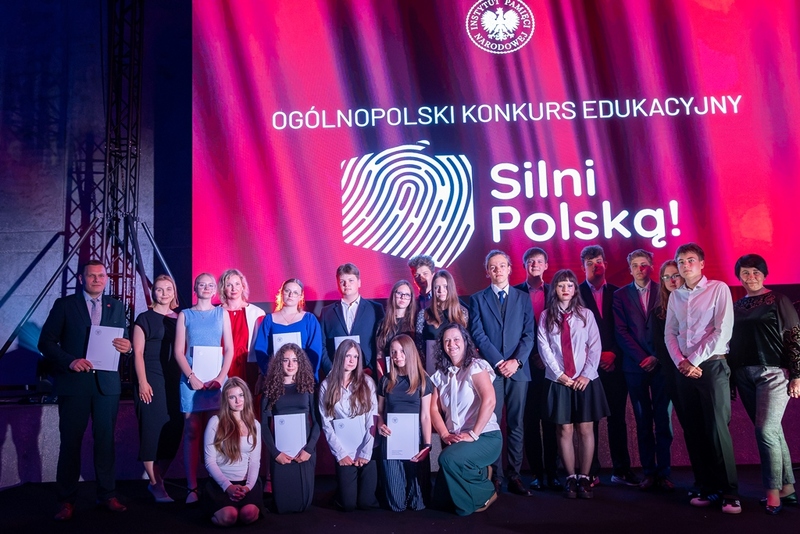 Laureaci konkursu „Silni Polską!” z ZSP w Rożnowie i LO w Rogoźnie oraz II LO w Koninie. Fot. Marcin Jurkiewicz (IPN)