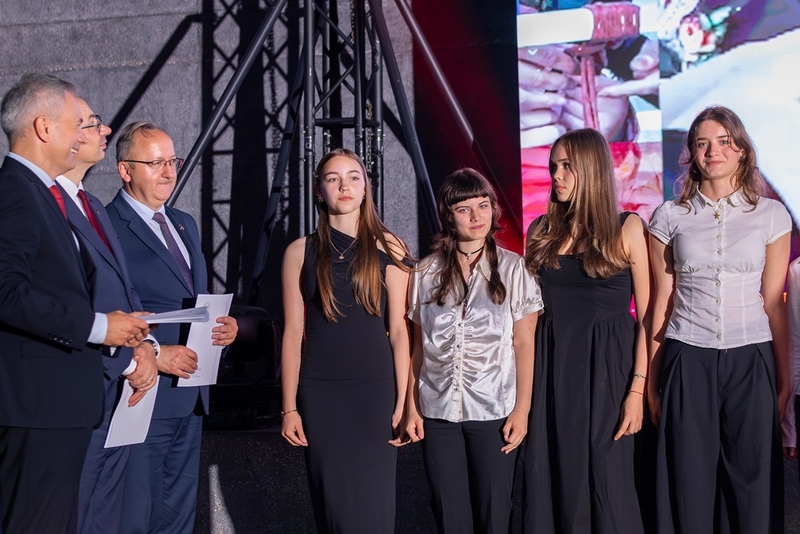 Laureaci konkursu „Silni Polską!” z Dopiewa. Fot. Marcin Jurkiewicz (IPN)