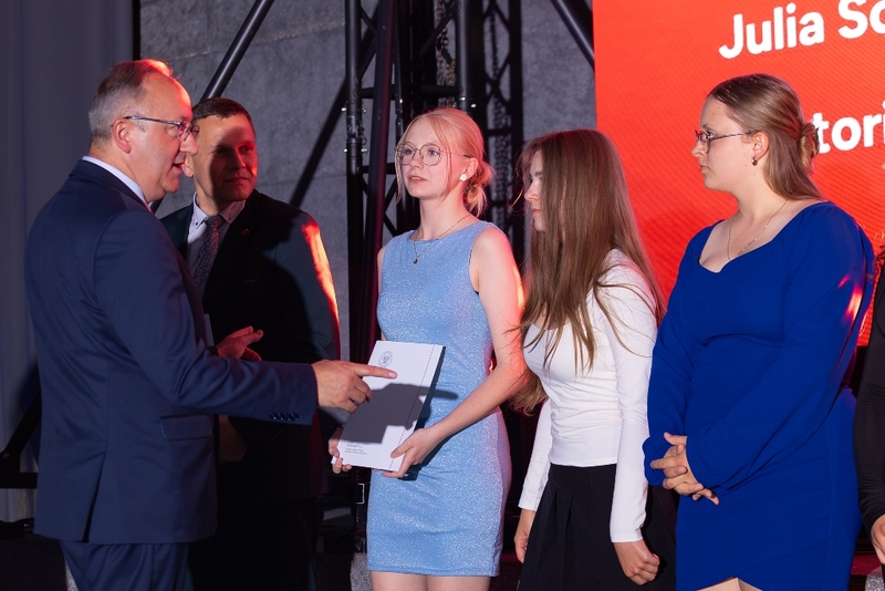 Laureaci konkursu „Silni Polską!” z ZSP w Rożnowie i LO w Rogoźnie. Fot. Marcin Jurkiewicz (IPN)