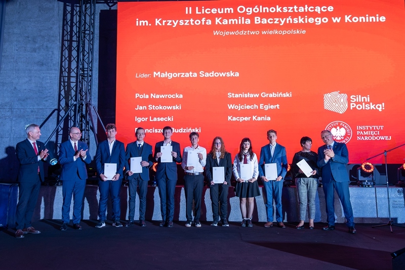 Laureaci konkursu „Silni Polską!” z II LO w Koninie. Fot. Marcin Jurkiewicz (IPN)