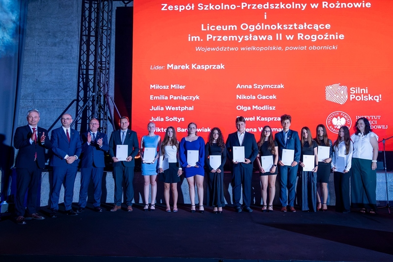 Laureaci konkursu „Silni Polską!” z ZSP w Rożnowie i LO w Rogoźnie. Fot. Marcin Jurkiewicz (IPN)