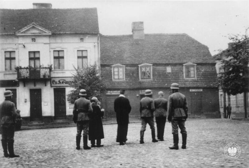 Publiczna egzekucja Aleksandra Kurowskiego i Mordechaja-Markusa Słodkiego, koniński rynek (obecnie Pl. Wolności), 22 września 1939 r. Fot. ze zbiorów IPN