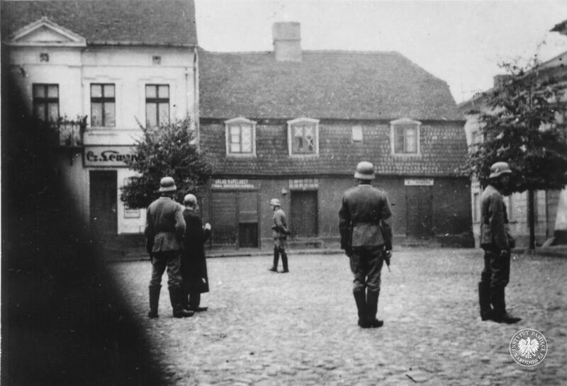 Publiczna egzekucja Aleksandra Kurowskiego i Mordechaja-Markusa Słodkiego, koniński rynek (obecnie Pl. Wolności), 22 września 1939 r. Fot. ze zbiorów IPN