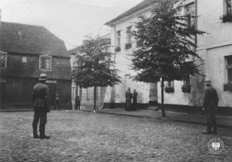 Publiczna egzekucja Aleksandra Kurowskiego i Mordechaja-Markusa Słodkiego, koniński rynek (obecnie Pl. Wolności), 22 września 1939 r. Fot. ze zbiorów IPN