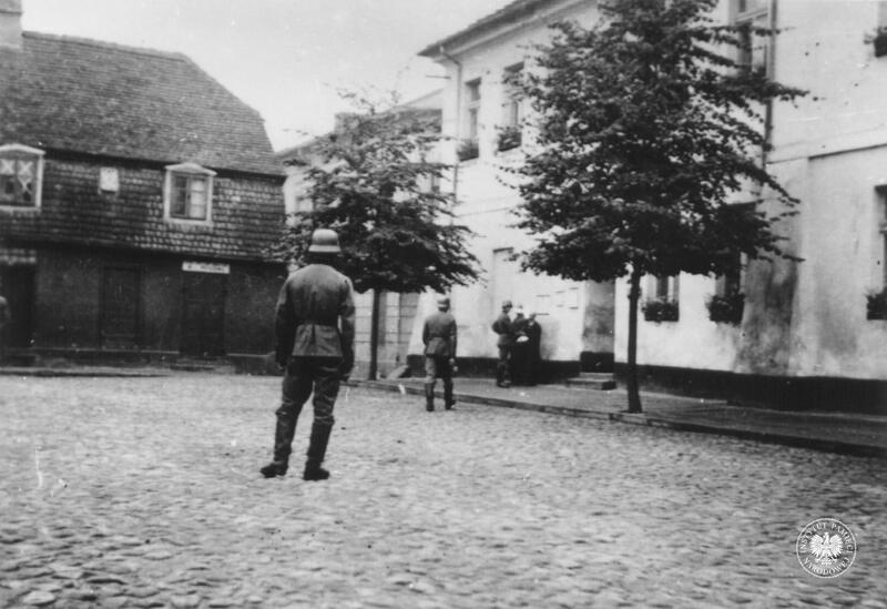 Publiczna egzekucja Aleksandra Kurowskiego i Mordechaja-Markusa Słodkiego, koniński rynek (obecnie Pl. Wolności), 22 września 1939 r. Fot. ze zbiorów IPN