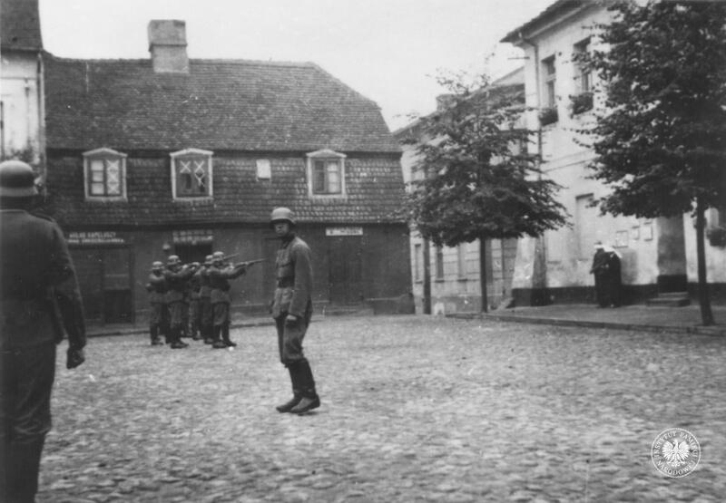 Publiczna egzekucja Aleksandra Kurowskiego i Mordechaja-Markusa Słodkiego, koniński rynek (obecnie Pl. Wolności), 22 września 1939 r. Fot. ze zbiorów IPN