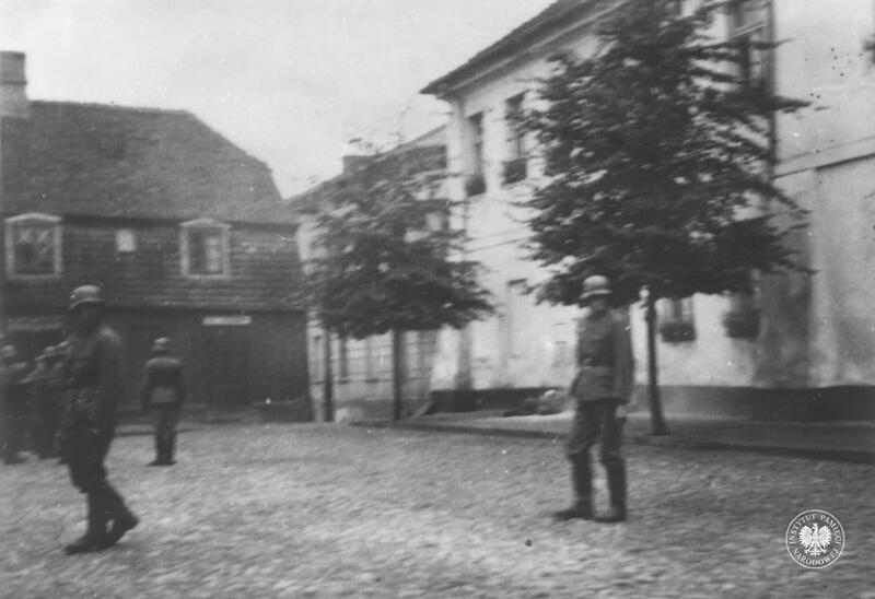Publiczna egzekucja Aleksandra Kurowskiego i Mordechaja-Markusa Słodkiego, koniński rynek (obecnie Pl. Wolności), 22 września 1939 r. Fot. ze zbiorów IPN