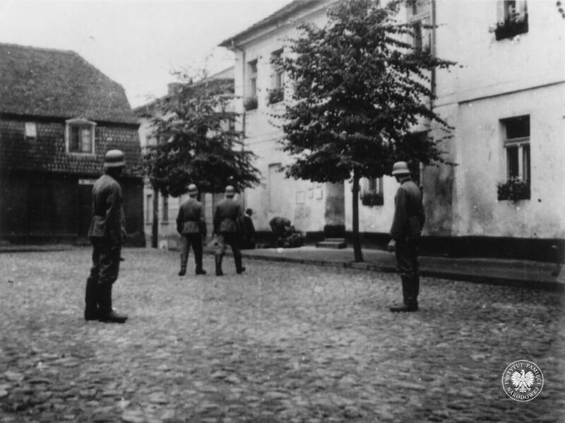 Publiczna egzekucja Aleksandra Kurowskiego i Mordechaja-Markusa Słodkiego, koniński rynek (obecnie Pl. Wolności), 22 września 1939 r. Fot. ze zbiorów IPN