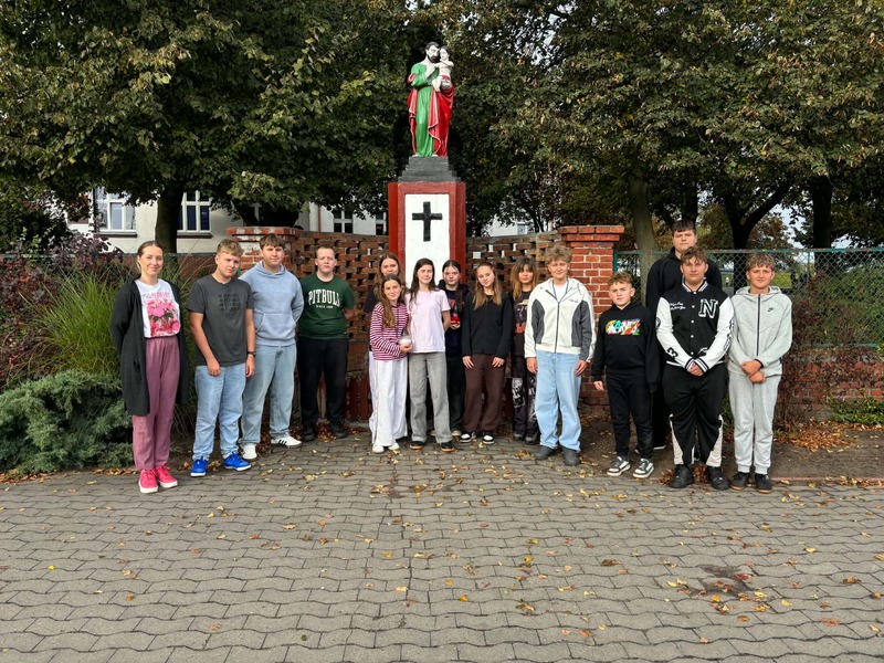 Uczestnicy akcji „Zapal znicz pamięci” z Zespołu Placówek Oświatowych w Kościelcu, cmentarz parafialny w Kościelcu. Fot. Kamila Woźniak-Wachsman
