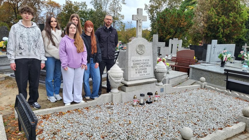 Pomnik na zbiorowej mogile ofiar nalotu niemieckiego na miasto Konin w 1939 roku, Konin, cmentarz parafii pw. św. Bartłomieja. Fot. Daria Walczykiewicz
