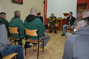 Spotkanie por. Bogumiła Orłowskiego z osadzonymi w Areszcie Śledczym