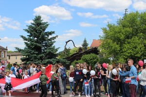 Uczestnicy uroczystości w marszu upamiętniającym 100. rocznicę odzyskania Niepodległości