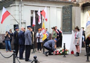 Uroczystość pod tablicą pamiątkową ZNTK S.A. na ul. Roboczej