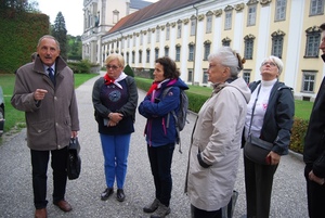 Polska delegacja przed klasztorem St. Florian