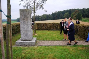 Złożenie zniczy przez polską delegację pod obeliskiem upamiętniającym Marsz Śmierci z obozu Mauthausen