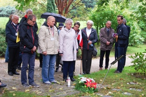 Złożenie kwiatów i zniczy przez polską delegację, teren byłego obozu koncentracyjnego Linz II