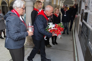 Złożenie kwiatów i zniczy pod polską tablicą upamiętniającą zamordowanych rodaków na Zamku Hartheim