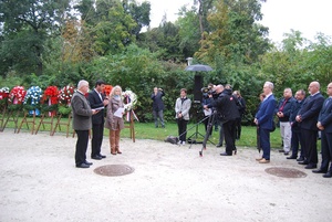 Oficjalne uroczystości przed Zamkiem Hartheim, apel pamięci i złożenie wieńcy i zniczy przez korpus dyplomatyczny oraz polska delegację
