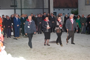 Oficjalne uroczystości przed Zamkiem Hartheim, złożenie wieńcy i zniczy przez rodziny pomordowanych reprezentowane przez Stowarzyszenie Rodzin Polskich Ofiar Obozów Koncentracyjnych