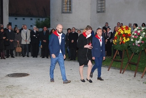 Oficjalne uroczystości przed Zamkiem Hartheim, złożenie wieńcy i zniczy przez delegację Instytutu Pamięci Narodowej w Poznaniu i nauczycieli