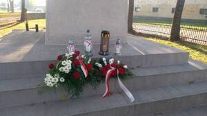 Zapalenie zniczy pamięci pod Pomnikiem Powstańców Wielkopolskich w Czerlejnie
