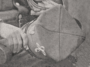 Rogatywka tego samego oficera widziana z góry; widoczne srebrne przesuwki na podpince, przysługujące oficerom (ze zbiorów Adama Kaczmarka).