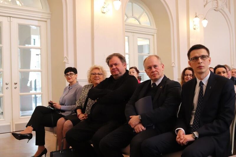 Prof. Konstancja Pleskaczyńska (UAP) autorka koncepcji plastycznej publikacji, prof. Halina Lorkowska (Akademia Muzyczna), prof. Bohdan Cieślak (UAP), prof. Przemysław Matusik (UAM), dr Piotr Grzelczak (IPN)