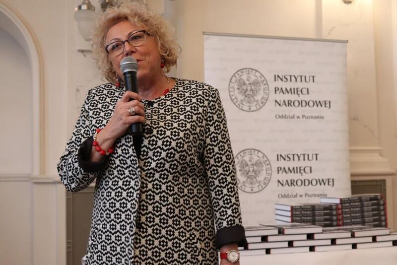 Rektor Akademii Muzycznej w Poznaniu prof. Halina Lorkowska przedstawia artystki, które wystąpiły podczas uroczystości