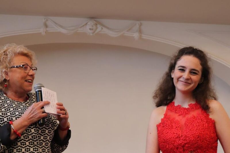 Prof. Halina Lorkowska przedstawia skrzypaczkę Martę Gidaszewską