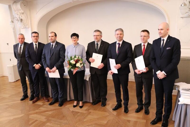 Pamiątkowa fotografia autorów książki z przedstawicielami Wielkopolskiego Urzędu Wojewódzkiego i Instytutu. Od lewej stoją: Michał Dembiński, Łukasz Krysztofiak, Bartosz Biegała, prof. Konstancja Pleskaczyńska, Adam Kaczmarek, dr Adam Pleskaczyński, dr Sławomir Józefiak, dr hab. Rafał Reczek