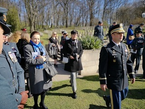 Attaché wojskowy USA w Polsce płk James McDonough oraz bratanica por. nawig. Włodzimierza Kolanowskiego, Pani Anna Krystkowiak (po lewej)