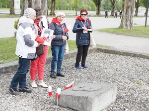 Przed miejscem gdzie funkcjonował blok nr 3 w KL Dachau, w którym więziono, m.in. Romana Durka. Na zdjęciu jego wnuczka Elżbieta Rybarska