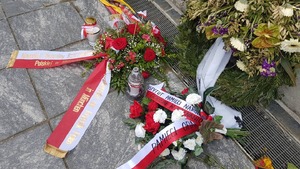 Kwiaty złożone przez uczestników Wyjazdu Pamięci oraz Konsula RP w Monachium w Dachau Muzeum Miejscu Pamięci