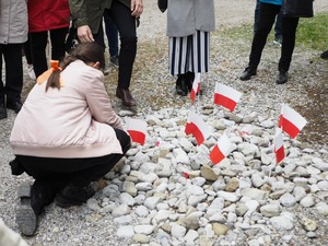 Polskie flagi przywiezione przez uczestników Wyjazdu Pamięci do Dachau