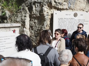 Pod tablicą poświęconą włoskim ofiarom niemieckich, nazistowskich obozów koncentracyjnych. Fot. Marta Szczesiak-Ślusarek