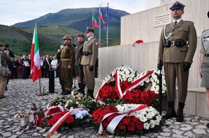Oficjalne uroczystości 75. rocznicy bitwy o Piedimonte San Germano pod pomnikiem 6 Pułku Pancernego Dzieci Lwowskich