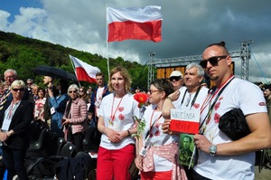 Pracownicy IPN w Poznaniu podczas oficjalnych uroczystości upamiętniających 75. rocznicę bitwy o Monte Cassino