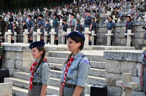 Harcerze przy grobach poległych żołnierzy. Oficjalne uroczystości upamiętniające 75. rocznicę bitwy o Monte Cassino