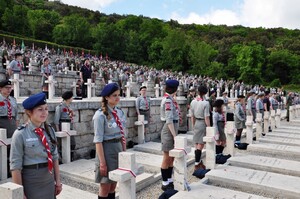 Harcerze przy grobach poległych żołnierzy. Oficjalne uroczystości upamiętniające 75. rocznicę bitwy o Monte Cassino