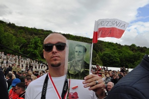 Krzysztof Menes ze zdjęciem pradziadka, uczestnika walk o Monte Cassino. Oficjalne uroczystości upamiętniające 75. rocznicę bitwy