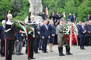 Prezydenci Polski Andrzej Duda i Włoch Sergio Mattarella składają kwiaty na Monte Cassino