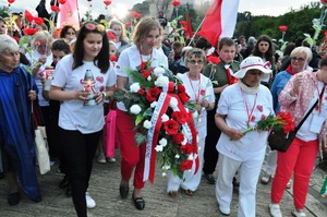 Uczestnicy Wyjazdu Pamięci na czele z pracownikami IPN w Poznaniu składają kwiaty podczas uroczystości upamiętniających 75. rocznicę bitwy o Monte Cassino