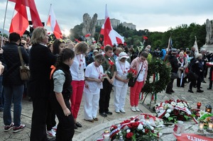 Uczestnicy Wyjazdu Pamięci na czele z pracownikami IPN w Poznaniu składają kwiaty podczas uroczystości upamiętniających 75. rocznicę bitwy o Monte Cassino